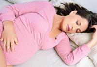 Почему хочется спать при беременности на ранних сроках Почему беременных клонит в сон